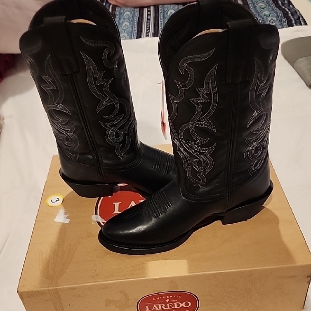 Laredo Black Heeled Western Boots NEW IN BOX. (WIDE WIDTH). - Picture 3 of 9
